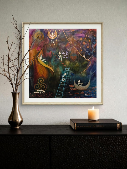 Fine art-poster LIVET 40x40 cm med färgstarkt, filosofiskt motiv i träram på vägg ovanför en skänk.