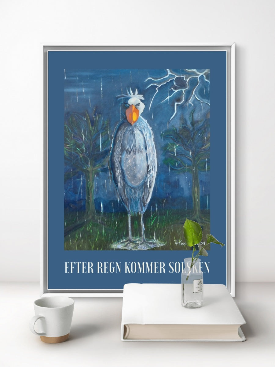 Konstposter 30x40 cm med en träskonäbb i regn, tryckt på halvblankt papper med blå ram och texten EFTER REGN KOMMER SOLSKEN.