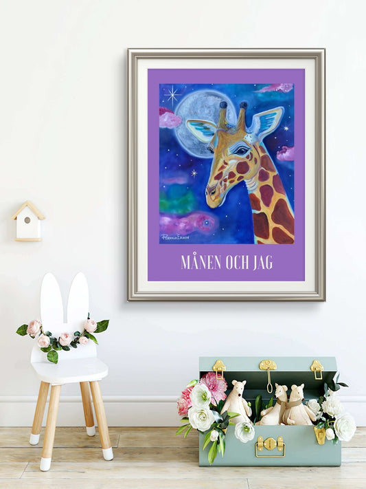 30x40 cm poster med giraffmotiv i oljefärgsstil mot en stjärnhimmel, inramad i silverram på vit vägg.
