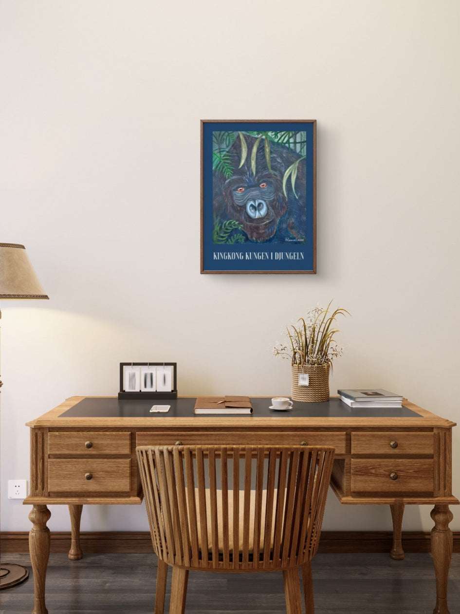 Halvblank 30x40 cm poster med King Kong-motiv i en träram, hängande på en vägg ovanför ett skrivbord.