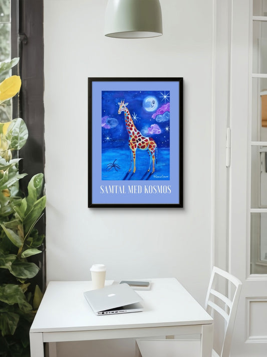 Inramad 30x40 cm konstposter med giraff i rymdmiljö, tryckt på halvblankt papper med texten SAMTAL MED KOSMOS.